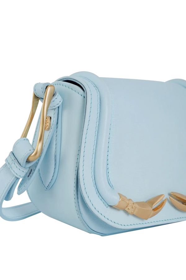 Bolsa de ombro em couro legítimo na cor com tom elegante com fechamento seguro e alça ajustável confortável, design sofisticado e funcional ideal para o dia a dia.