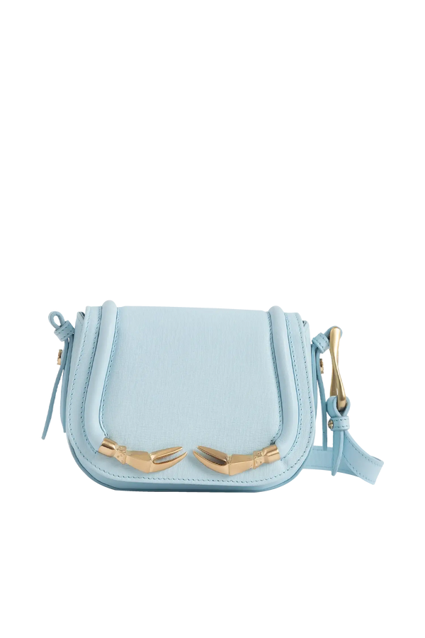Bolsa de ombro em couro legítimo na cor com tom elegante com fechamento seguro e alça ajustável confortável, design sofisticado e funcional ideal para o dia a dia.
