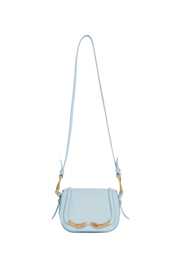 Bolsa de ombro em couro legítimo na cor com tom elegante com fechamento seguro e alça ajustável confortável, design sofisticado e funcional ideal para o dia a dia.