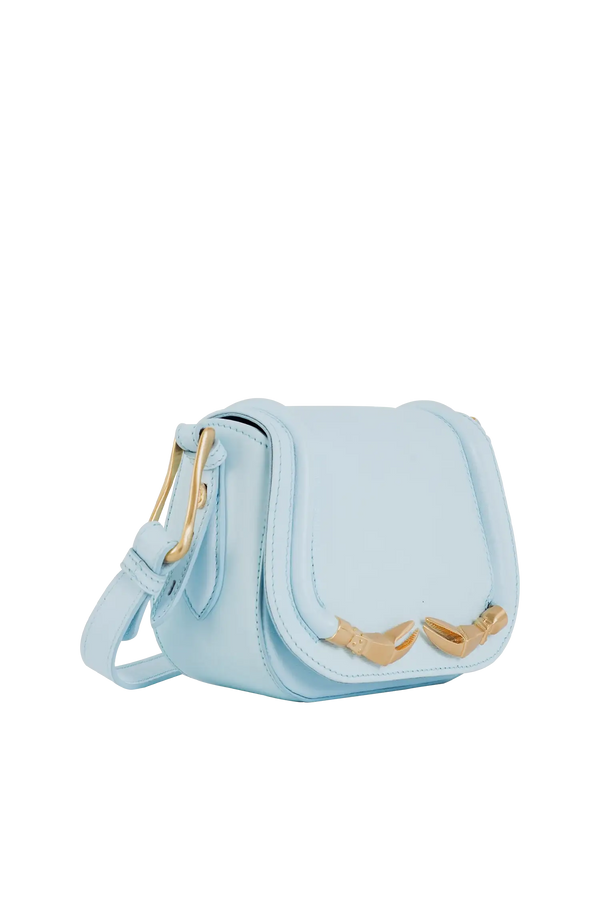 Bolsa de ombro em couro legítimo na cor com tom elegante com fechamento seguro e alça ajustável confortável, design sofisticado e funcional ideal para o dia a dia.