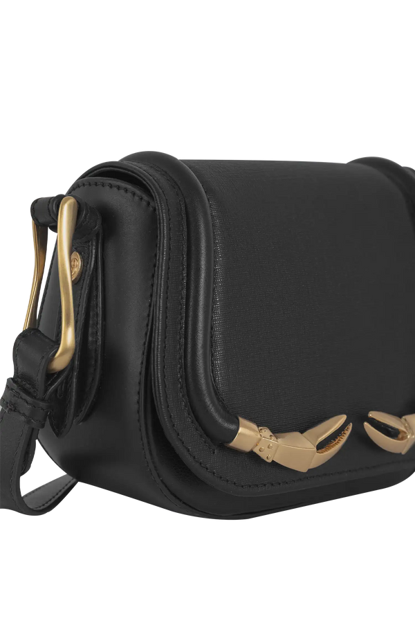 Bolsa de ombro em couro legítimo na cor preta com fechamento seguro e alça ajustável confortável, design sofisticado e funcional ideal para o dia a dia.