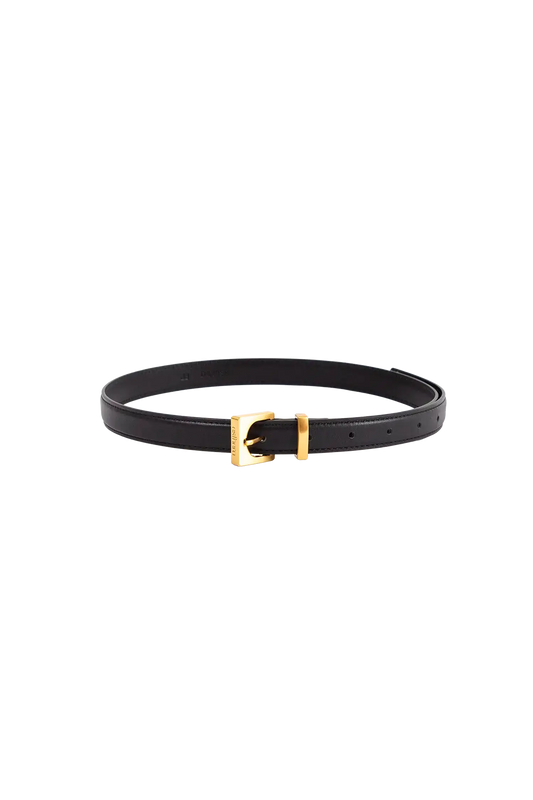 Cinto de couro de 20mm na cor preto com fivela dourada em formato geométrico e estrutura interna acolchoada com enchimento, modelo versátil e elegante que combina praticidade com o refinamento do design de alta qualidade.