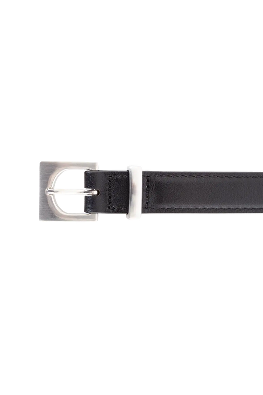 Cinto de couro de 20mm na cor preto com fivela prateada em formato geométrico e estrutura interna acolchoada com enchimento, acabamento minimalista e moderno que adiciona estilo e personalidade a qualquer composição.