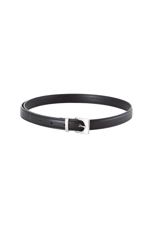 Cinto de couro de 20mm na cor preto com fivela prateada em formato geométrico e estrutura interna acolchoada com enchimento, acabamento minimalista e moderno que adiciona estilo e personalidade a qualquer composição.