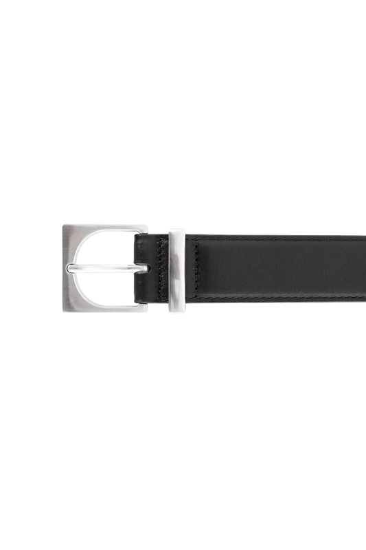 Cinto de couro na cor preto com fivela prateada em formato geométrico e estrutura interna acolchoada com enchimento, modelo versátil e elegante que combina praticidade com o refinamento do design de alta qualidade.