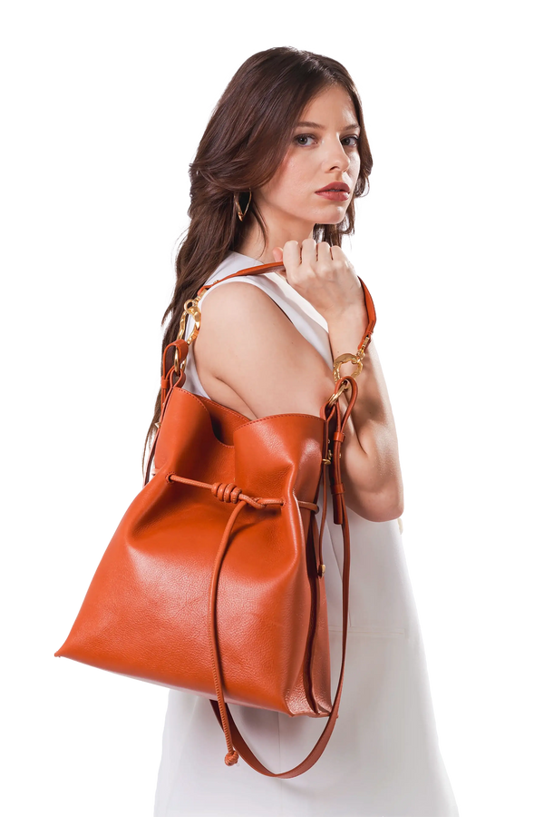 Bolsa tiracolo em couro legítimo na cor com tom elegante com fecho refinado e alças estruturadas, design sofisticado e funcional ideal para o dia a dia.