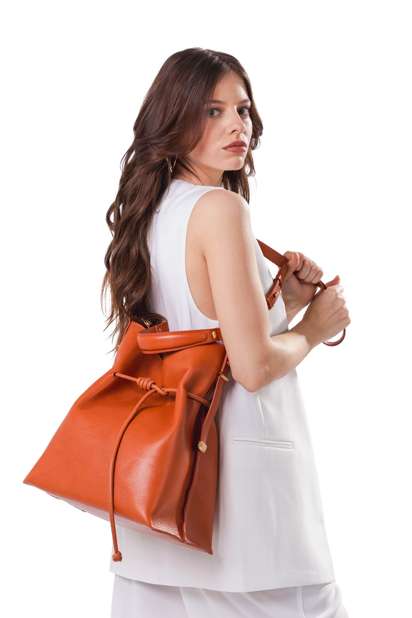 Bolsa tiracolo em couro legítimo na cor com tom elegante com fecho refinado e alças estruturadas, design sofisticado e funcional ideal para o dia a dia.