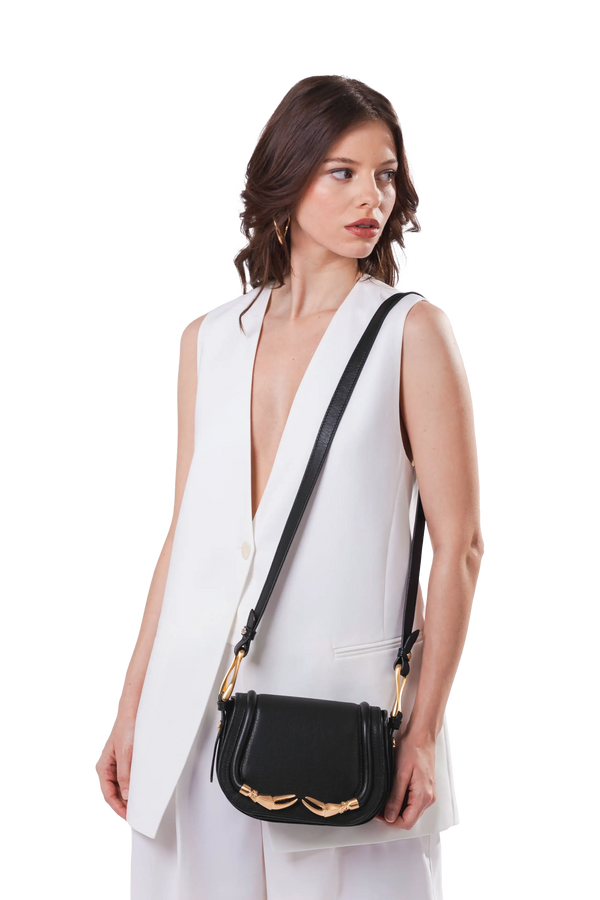 Bolsa de ombro em couro legítimo na cor preta com fechamento seguro e alça ajustável confortável, design sofisticado e funcional ideal para o dia a dia.