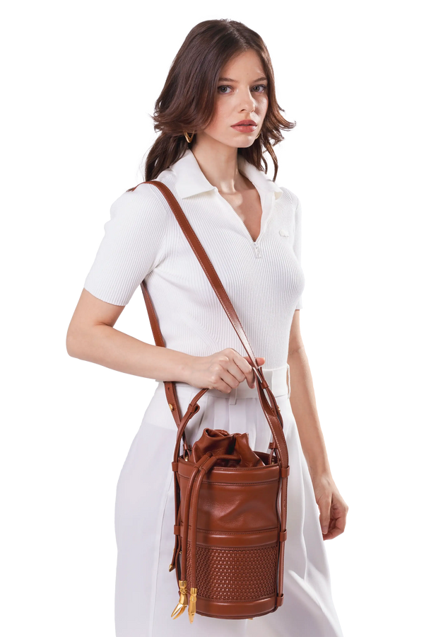 Bolsa tiracolo em couro legítimo na cor marrom claro com fechamento seguro e alça ajustável confortável, design sofisticado e funcional ideal para o dia a dia.