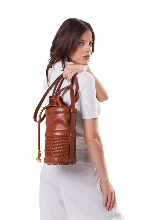 Bolsa tiracolo em couro legítimo na cor marrom claro com fechamento seguro e alça ajustável confortável, design sofisticado e funcional ideal para o dia a dia.