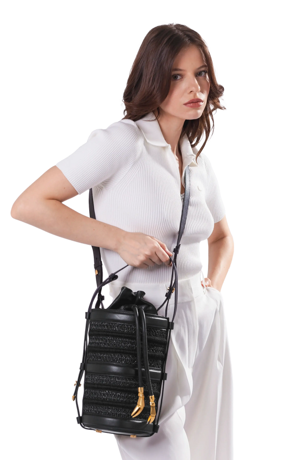 Bolsa tiracolo em couro legítimo na cor preta com fechamento seguro e alça ajustável confortável, design sofisticado e funcional ideal para o dia a dia.