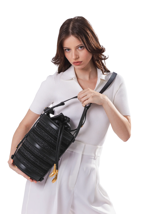 Bolsa tiracolo em couro legítimo na cor preta com fechamento seguro e alça ajustável confortável, design sofisticado e funcional ideal para o dia a dia.
