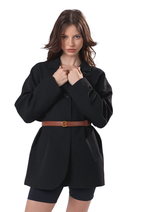 Cinto de couro na cor marrom com fivela metálica dourada elegante com acabamento com costuras reforçadas, essencial para marcar a cintura com sutileza, aliando durabilidade e elegância no vestuário diário.