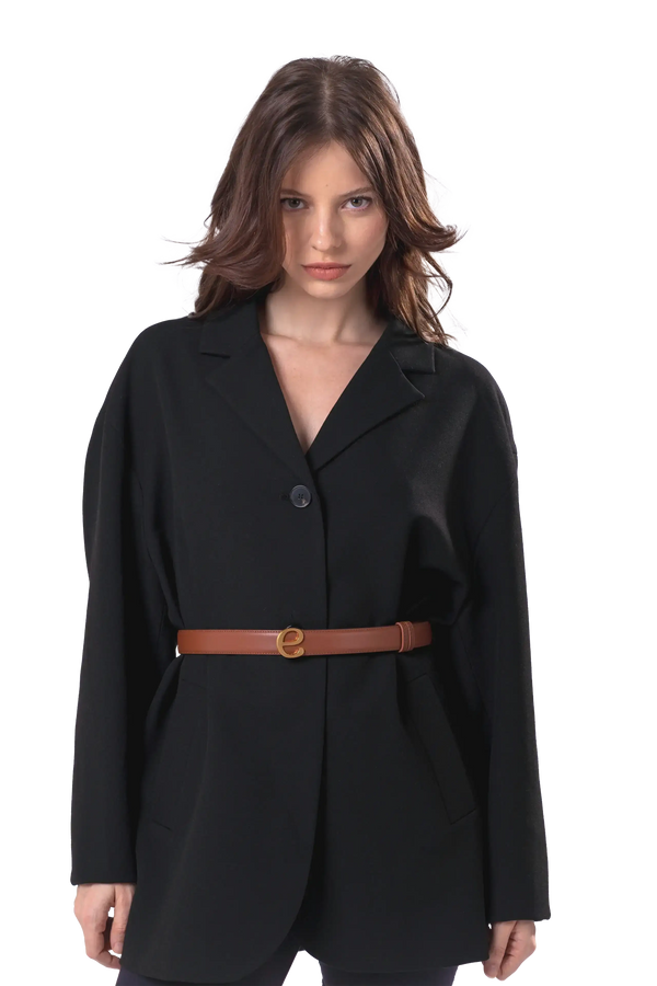 Cinto de couro na cor marrom com fivela metálica dourada elegante com acabamento com costuras reforçadas, design sofisticado e atemporal ideal para ajustar e complementar o visual com elegância.