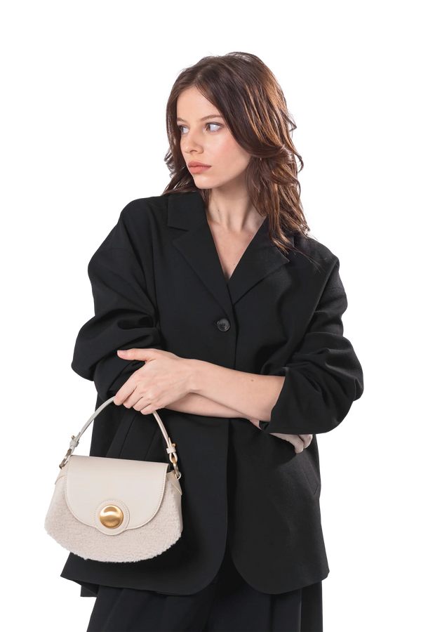 Bolsa de mão em couro legítimo na cor areia com fecho refinado e alças estruturadas, design sofisticado e funcional ideal para o dia a dia.