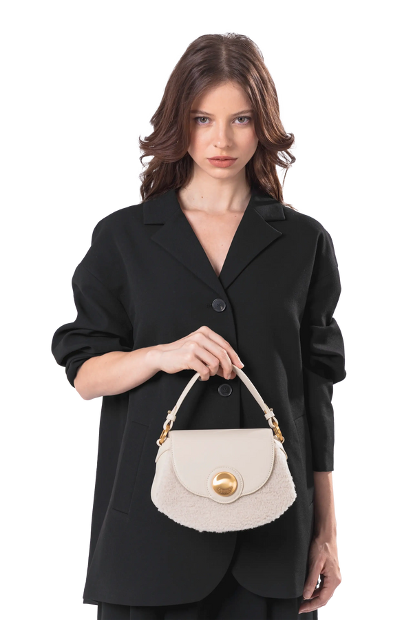 Bolsa de mão em couro legítimo na cor areia com fecho refinado e alças estruturadas, design sofisticado e funcional ideal para o dia a dia.