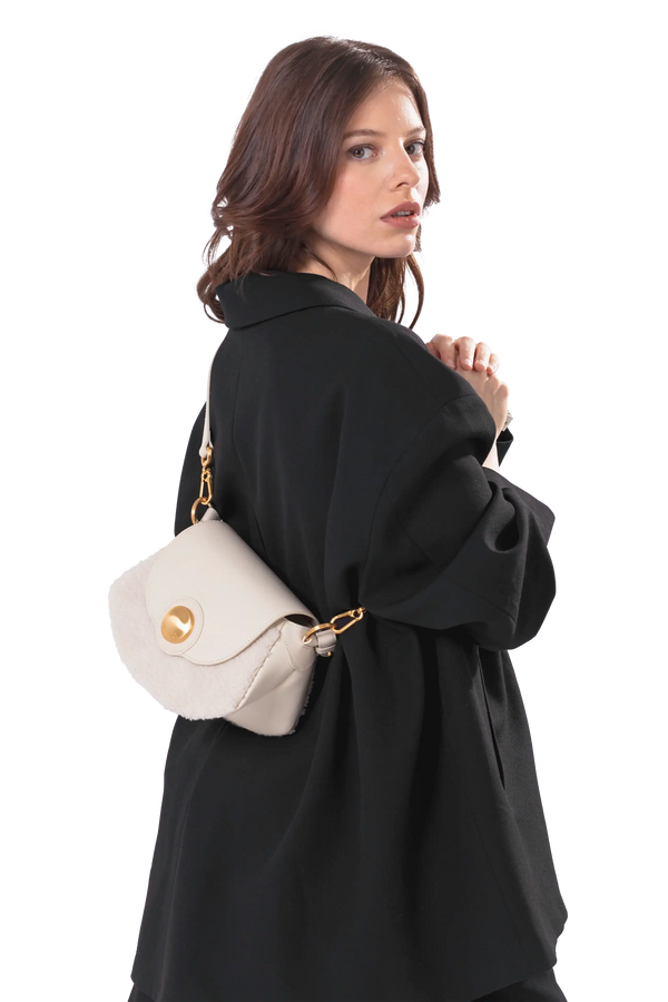 Bolsa de mão em couro legítimo na cor areia com fecho refinado e alças estruturadas, design sofisticado e funcional ideal para o dia a dia.