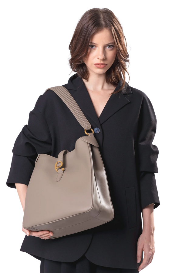 Bolsa de ombro em couro legítimo na cor com tom elegante com fechamento seguro e alça ajustável confortável, design sofisticado e funcional ideal para o dia a dia.
