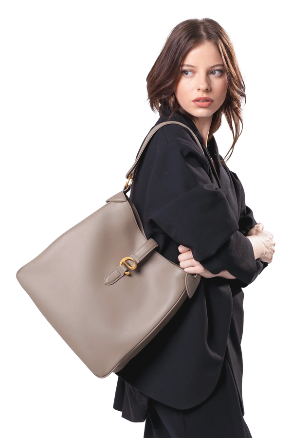 Bolsa de ombro em couro legítimo na cor com tom elegante com fechamento seguro e alça ajustável confortável, design sofisticado e funcional ideal para o dia a dia.