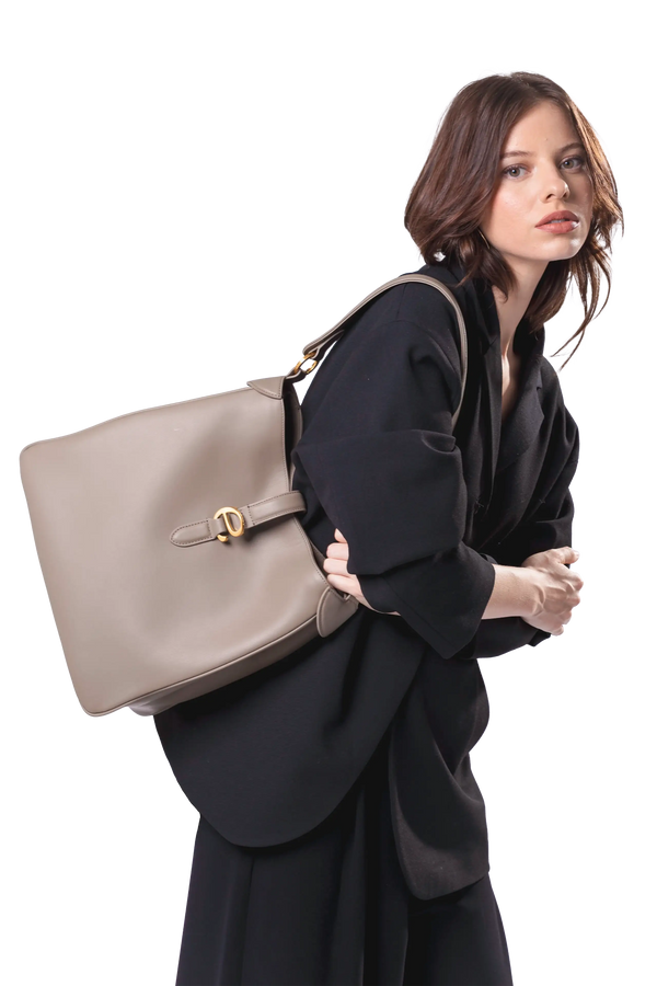 Bolsa de ombro em couro legítimo na cor com tom elegante com fechamento seguro e alça ajustável confortável, design sofisticado e funcional ideal para o dia a dia.
