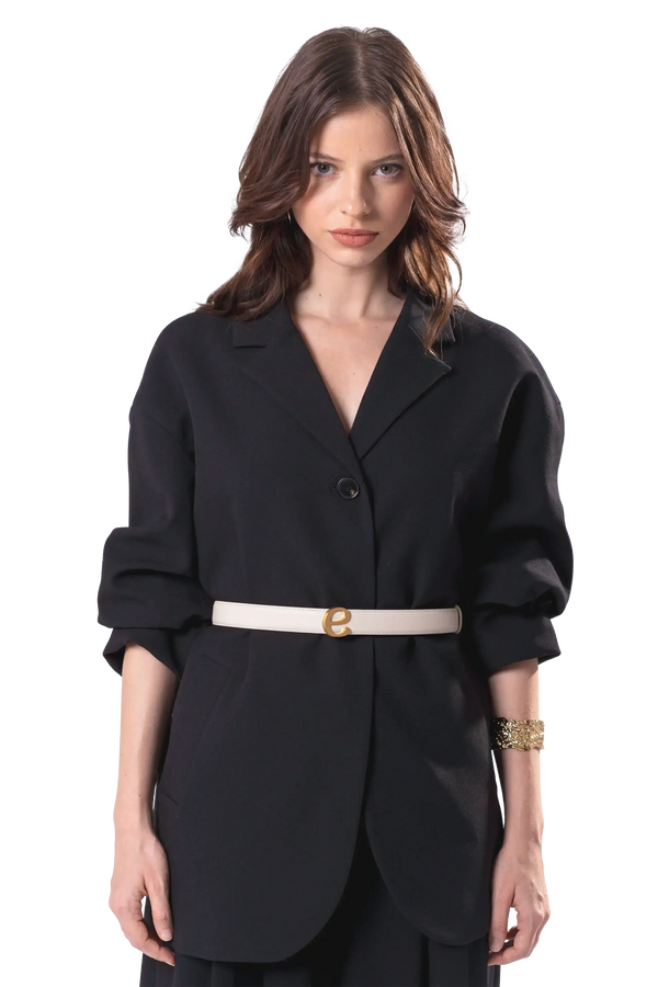 Cinto de couro na cor preto com fivela metálica dourada elegante com acabamento com costuras reforçadas, visual clean e sofisticado que valoriza a silhueta, perfeito tanto para alfaiataria quanto para looks casuais.