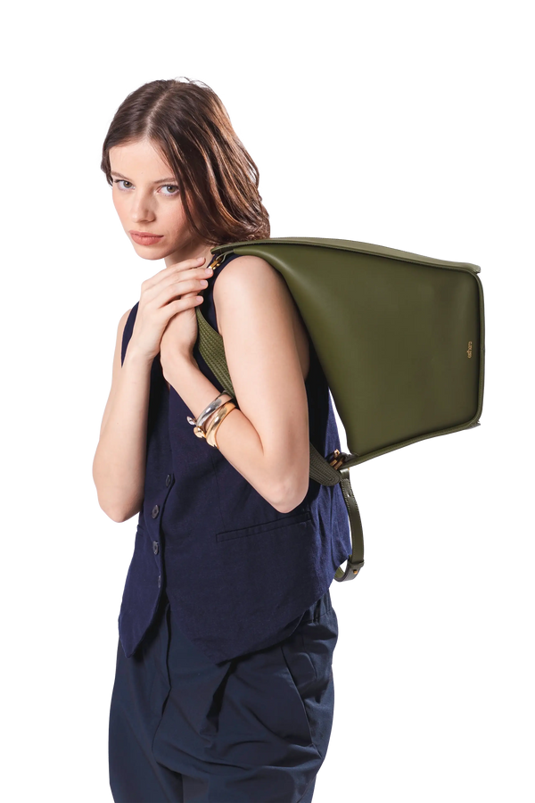 Bolsa de ombro em couro legítimo na cor preta com fechamento seguro e alça ajustável confortável, design sofisticado e funcional ideal para o dia a dia.