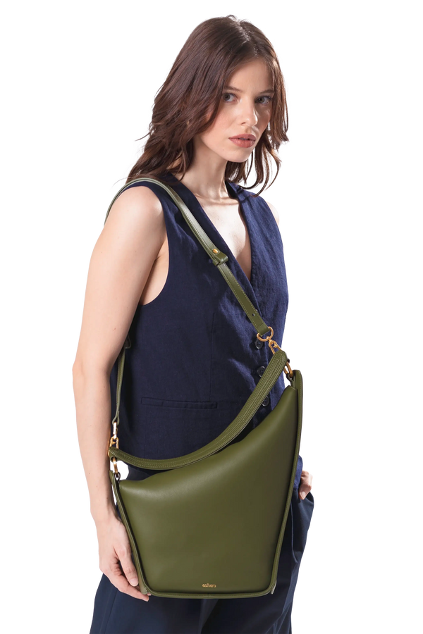 Bolsa de ombro em couro legítimo na cor preta com fechamento seguro e alça ajustável confortável, design sofisticado e funcional ideal para o dia a dia.