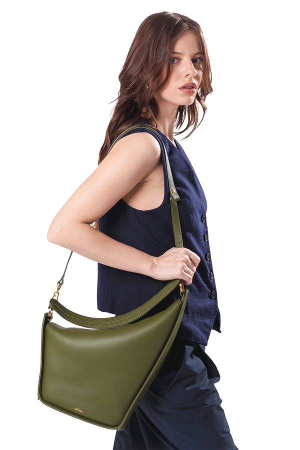 Bolsa de ombro em couro legítimo na cor preta com fechamento seguro e alça ajustável confortável, design sofisticado e funcional ideal para o dia a dia.
