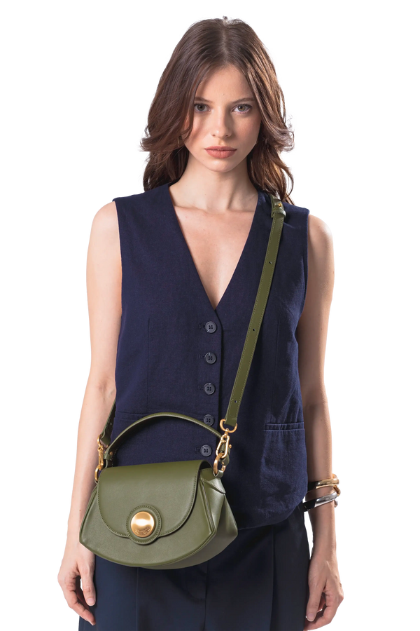 Bolsa de mão em couro legítimo na cor com tom elegante com fecho refinado e alças estruturadas, design sofisticado e funcional ideal para o dia a dia.