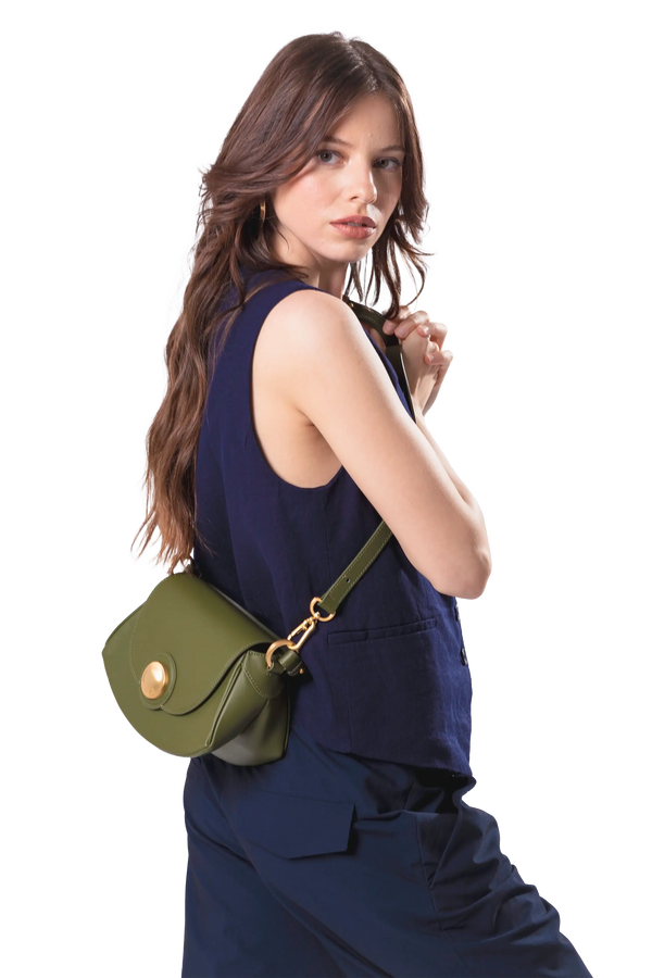 Bolsa de mão em couro legítimo na cor com tom elegante com fecho refinado e alças estruturadas, design sofisticado e funcional ideal para o dia a dia.