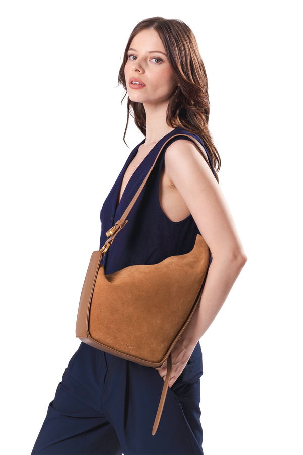 Bolsa em camurça na cor com tom elegante com fechamento seguro e alça ajustável confortável, design sofisticado e funcional ideal para o dia a dia.