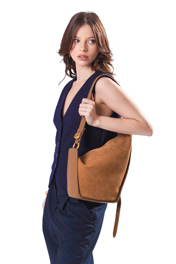 Bolsa em camurça na cor com tom elegante com fechamento seguro e alça ajustável confortável, design sofisticado e funcional ideal para o dia a dia.