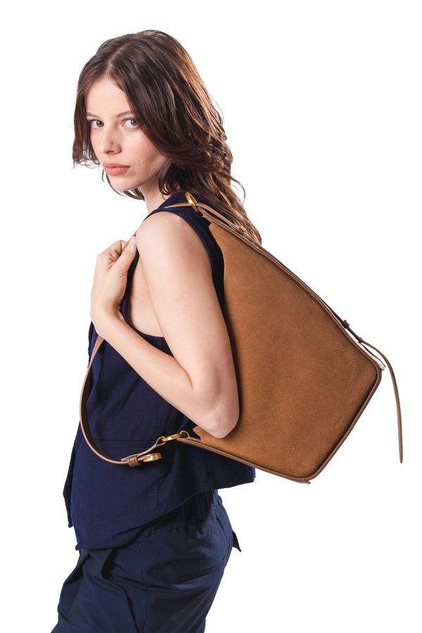 Bolsa em camurça na cor com tom elegante com fechamento seguro e alça ajustável confortável, design sofisticado e funcional ideal para o dia a dia.