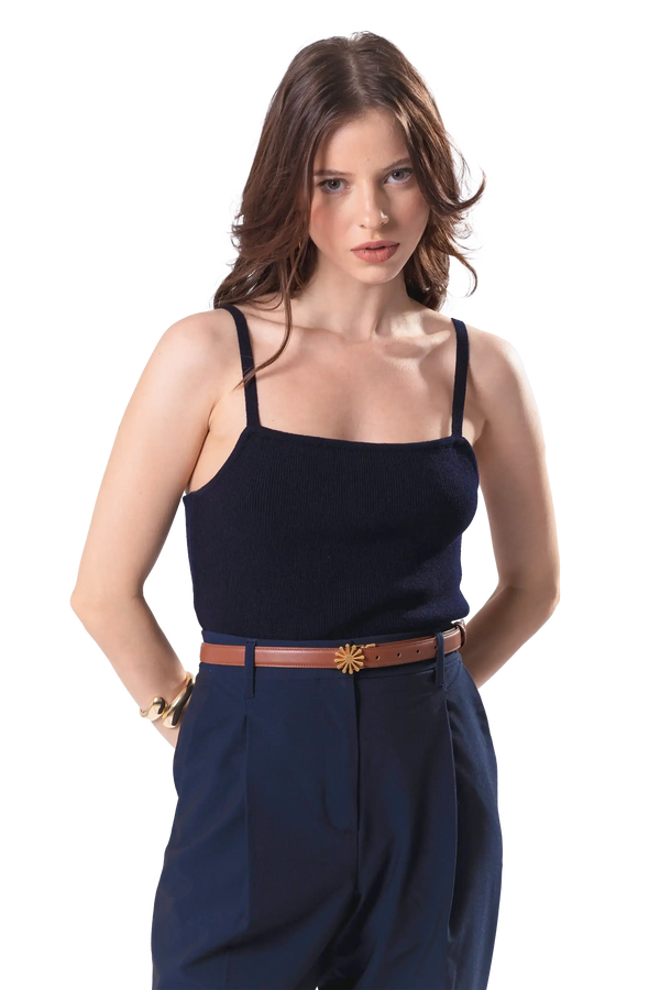Cinto de couro de 20mm na cor marrom com fivela metálica dourada elegante com acabamento com costuras reforçadas, acabamento minimalista e moderno que adiciona estilo e personalidade a qualquer composição.