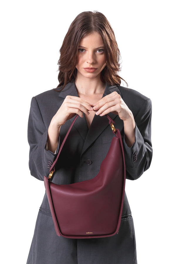 Bolsa de ombro em couro legítimo na cor burgundy com fechamento seguro e alça ajustável confortável, design sofisticado e funcional ideal para o dia a dia.