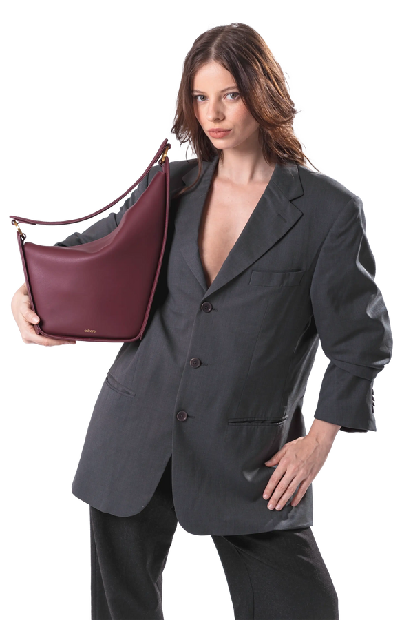 Bolsa de ombro em couro legítimo na cor burgundy com fechamento seguro e alça ajustável confortável, design sofisticado e funcional ideal para o dia a dia.
