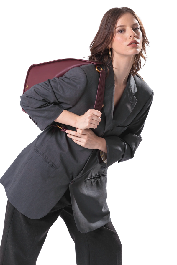 Bolsa de ombro em couro legítimo na cor burgundy com fechamento seguro e alça ajustável confortável, design sofisticado e funcional ideal para o dia a dia.