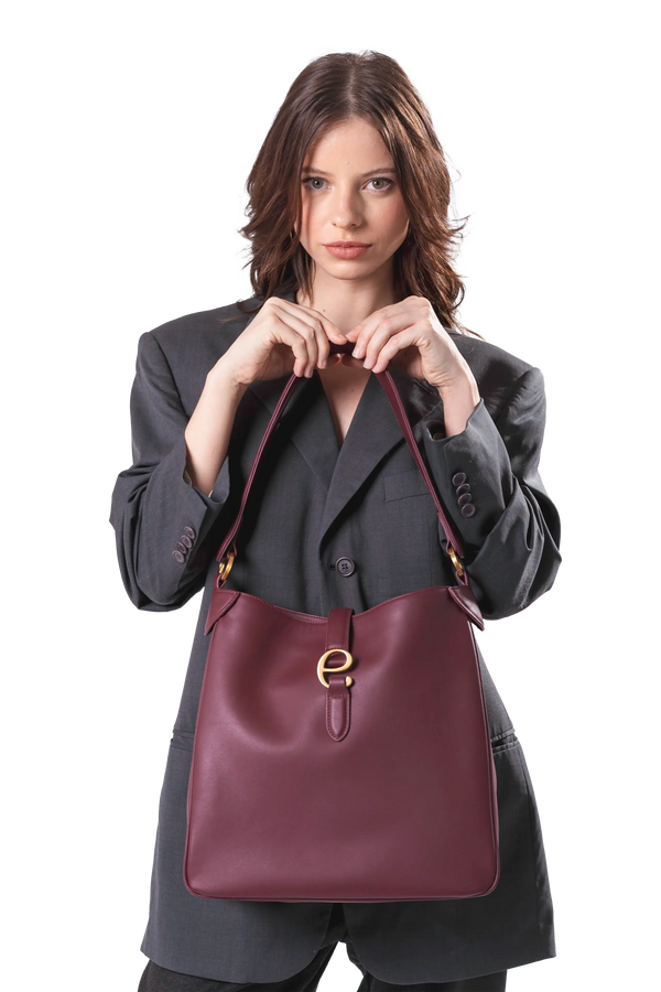 Bolsa de ombro em couro legítimo na cor burgundy com fecho refinado e alças estruturadas, design sofisticado e funcional ideal para o dia a dia.