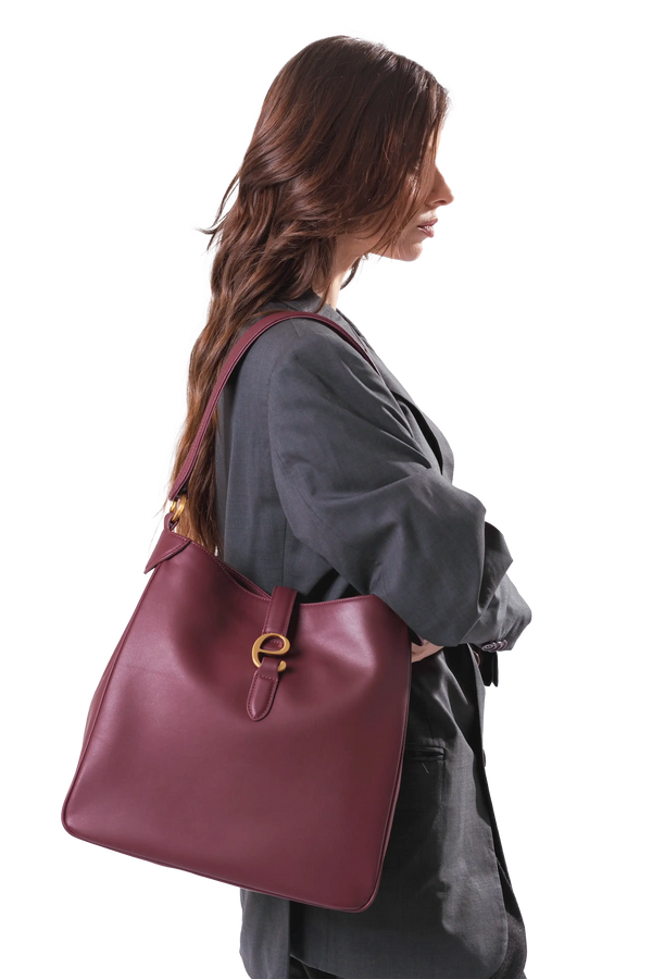 Bolsa de ombro em couro legítimo na cor burgundy com fecho refinado e alças estruturadas, design sofisticado e funcional ideal para o dia a dia.