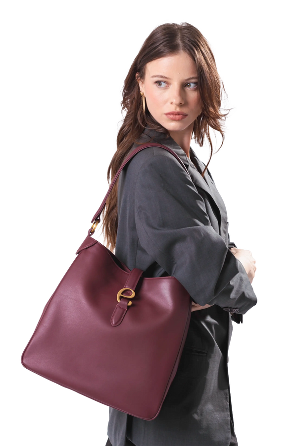 Bolsa de ombro em couro legítimo na cor burgundy com fecho refinado e alças estruturadas, design sofisticado e funcional ideal para o dia a dia.