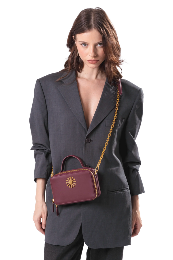 Bolsa de ombro em couro legítimo na cor burgundy com fechamento por zíper e alça de ombro confortável, design sofisticado e funcional ideal para o dia a dia.