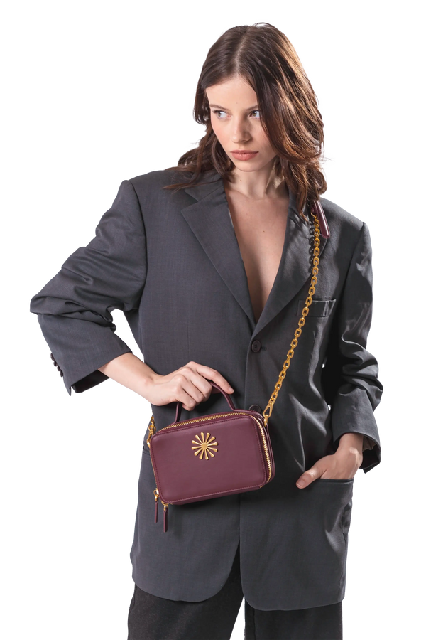 Bolsa de ombro em couro legítimo na cor burgundy com fechamento por zíper e alça de ombro confortável, design sofisticado e funcional ideal para o dia a dia.