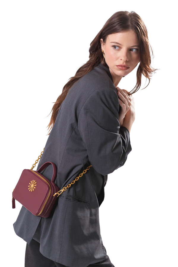 Bolsa de ombro em couro legítimo na cor burgundy com fechamento por zíper e alça de ombro confortável, design sofisticado e funcional ideal para o dia a dia.