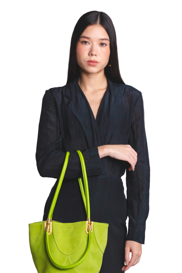 Bolsa de mão em camurça na cor com tom elegante com fechamento seguro e alça ajustável confortável, design sofisticado e funcional ideal para o dia a dia.
