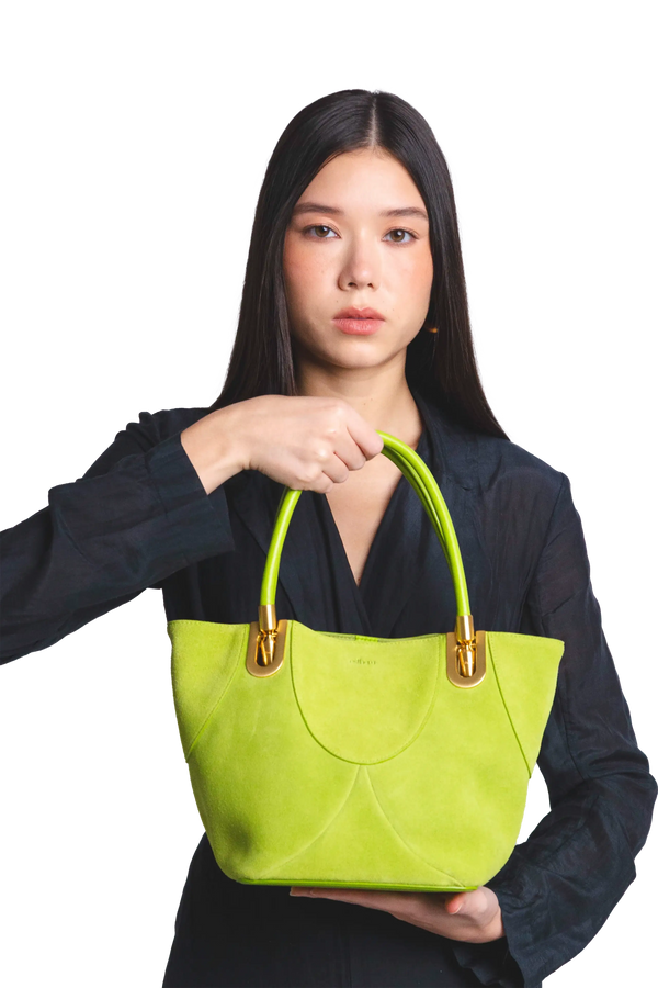 Bolsa de mão em camurça na cor com tom elegante com fechamento seguro e alça ajustável confortável, design sofisticado e funcional ideal para o dia a dia.