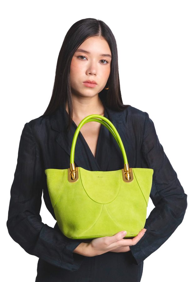 Bolsa de mão em camurça na cor com tom elegante com fechamento seguro e alça ajustável confortável, design sofisticado e funcional ideal para o dia a dia.