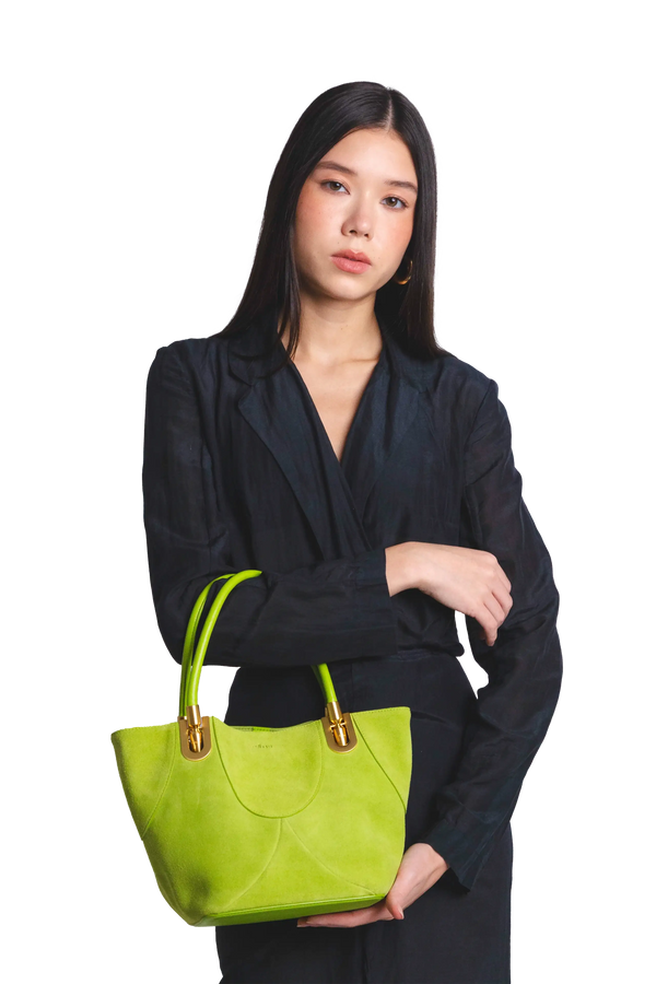Bolsa de mão em camurça na cor com tom elegante com fechamento seguro e alça ajustável confortável, design sofisticado e funcional ideal para o dia a dia.
