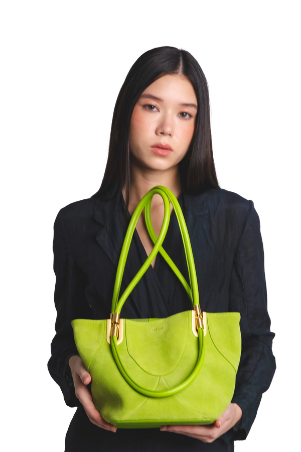 Bolsa de mão em camurça na cor com tom elegante com fechamento seguro e alça ajustável confortável, design sofisticado e funcional ideal para o dia a dia.