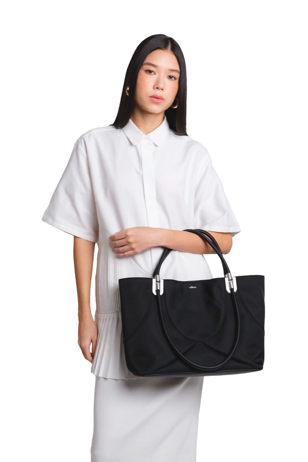 Bolsa de mão em couro legítimo na cor preta com fechamento seguro e alça ajustável confortável, design sofisticado e funcional ideal para o dia a dia.