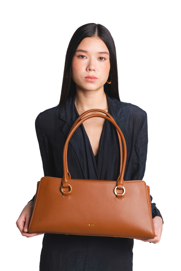 Bolsa de ombro em couro legítimo na cor marrom claro com fechamento seguro e alça ajustável confortável, design sofisticado e funcional ideal para o dia a dia.